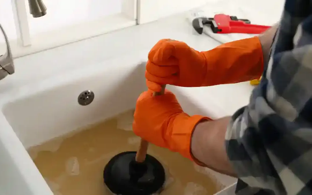 Melhor Maneira de Desentupir a Pia da Cozinha Sem Prejudicar os Canos