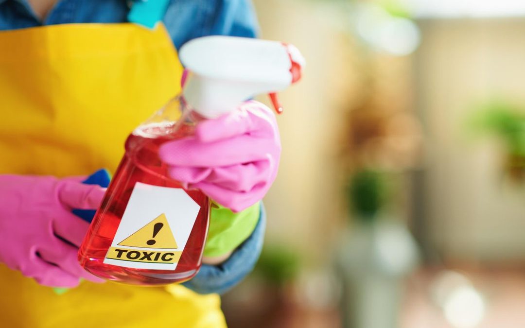 Riscos de Usar Produtos Químicos para Desentupir Canos