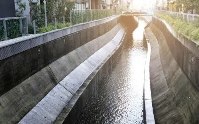 Como o Entupimento de Áreas Externas Afeta a Drenagem Urbana